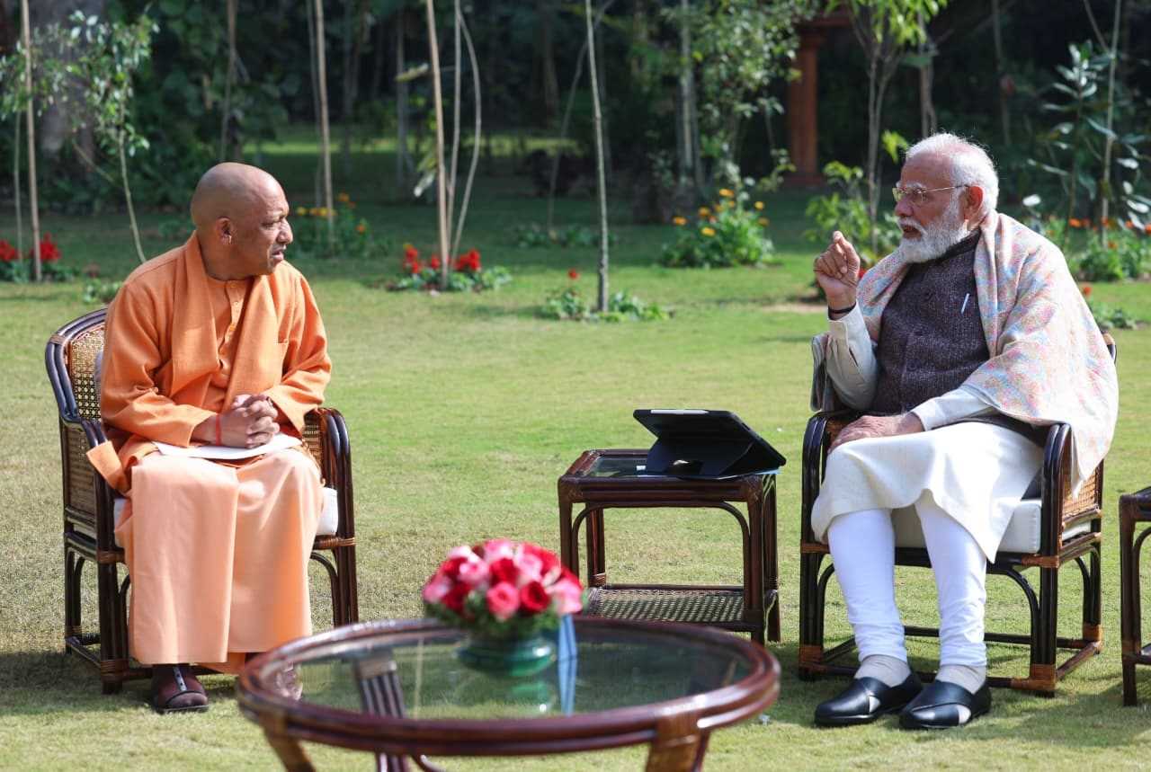 Honorable Chief Minister Yogi Adityanath met with Honorable Prime Minister Shri Narendra Modi at the Prime Minister's residence in New Delhi on January 5, 2026.